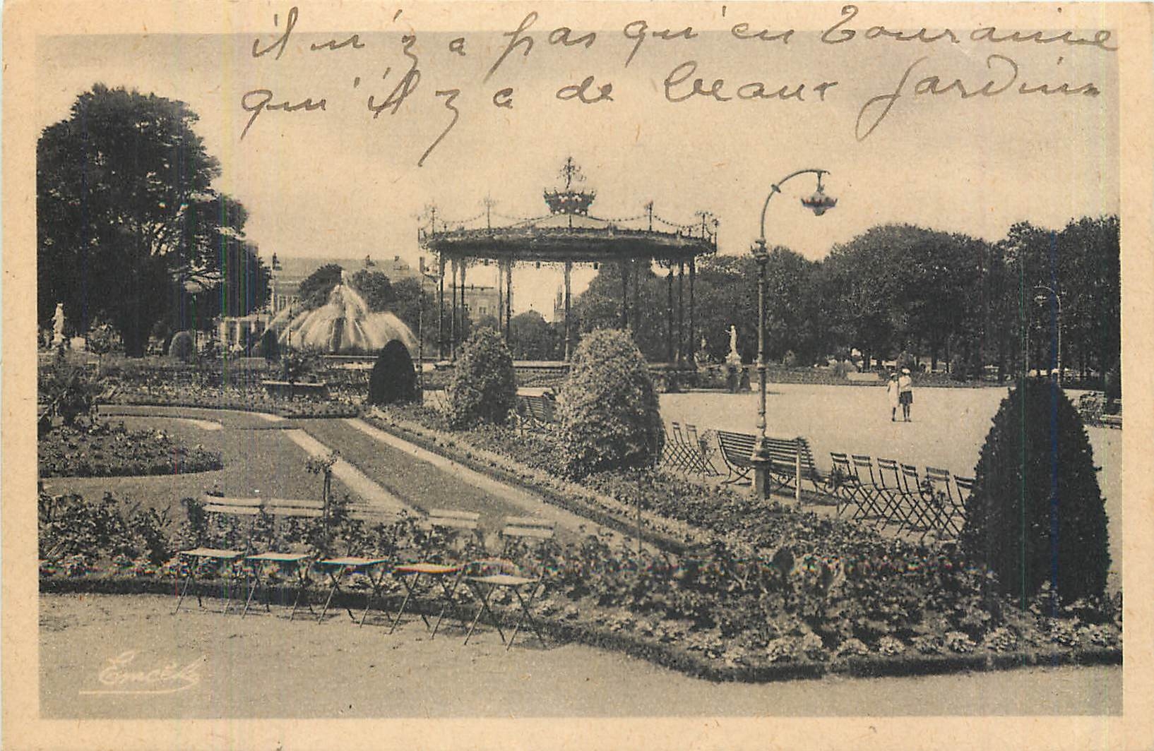 CPA Angers M et L un coin du Jardin du Mail 