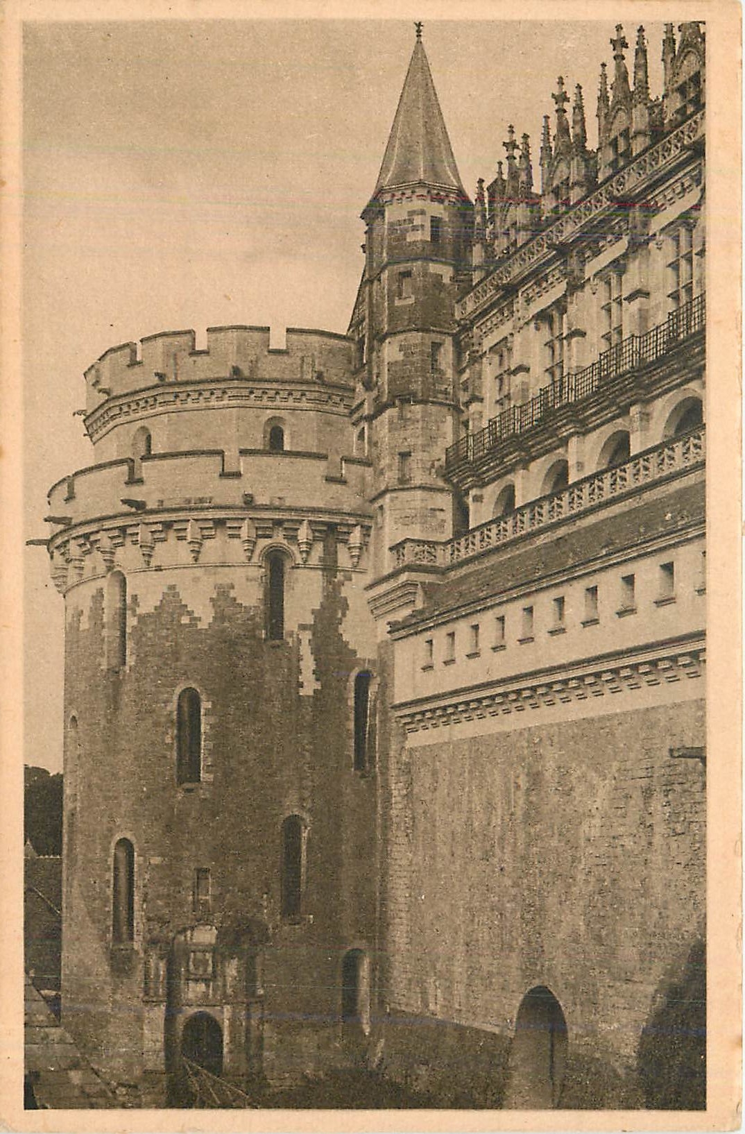 CPA Chateau d'Amboise la Tour Charles VIII et Balcon de fer Forge ou furent pendus les conjures 1560