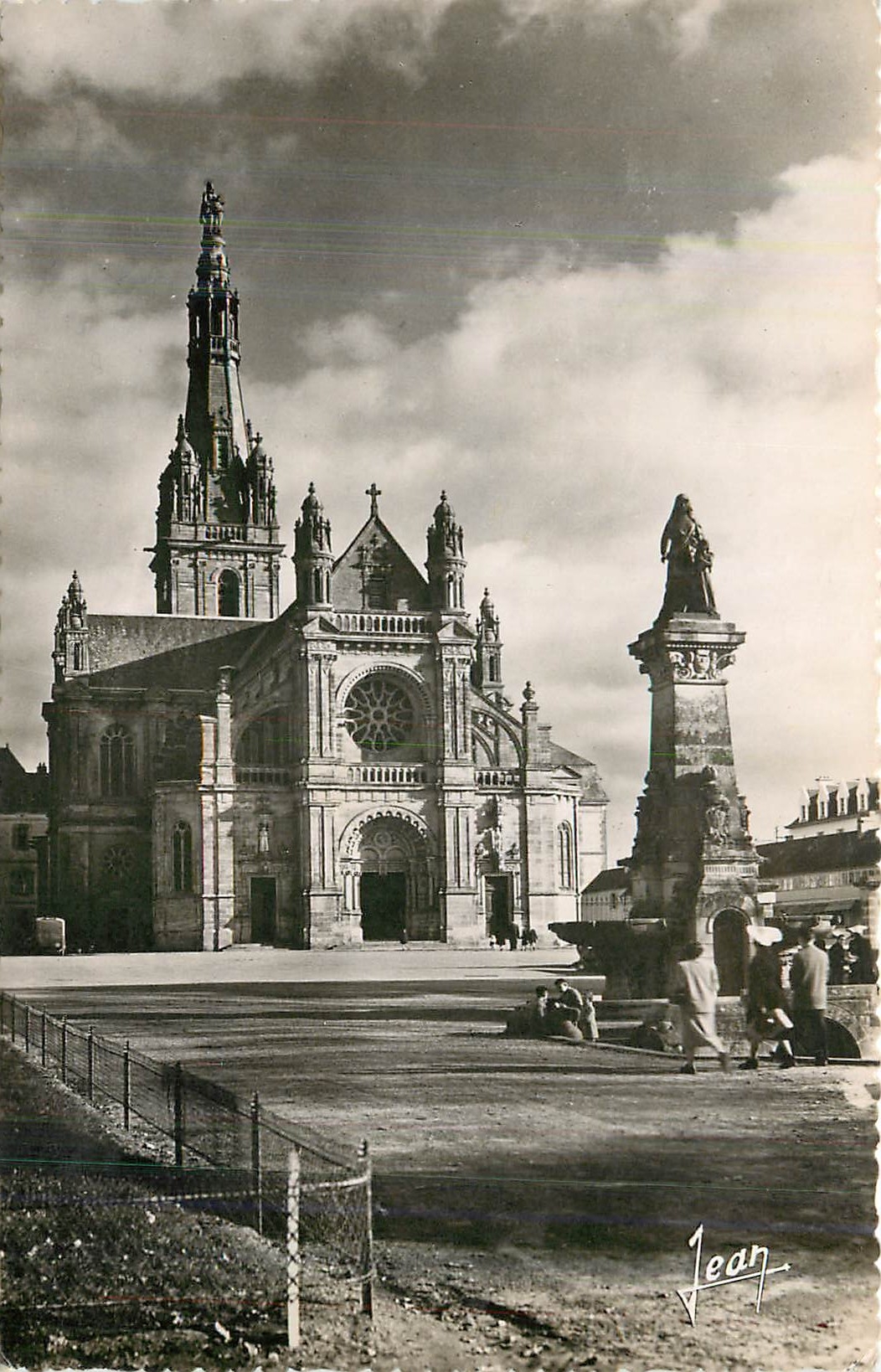CPM La Bretagne Ste Anne d'Auray Morbihan la Fontaine miraculeuse et la basilique 