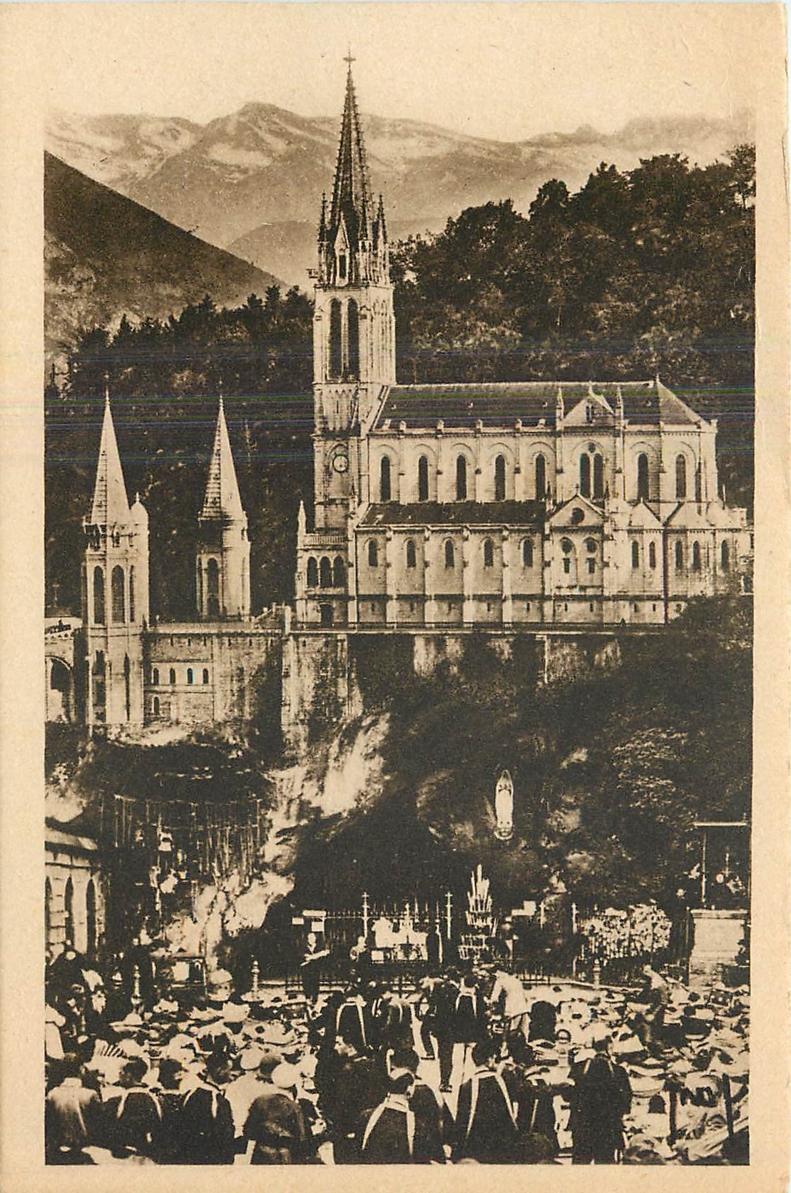 CPA Lourdes la Basilique et la Grotte 