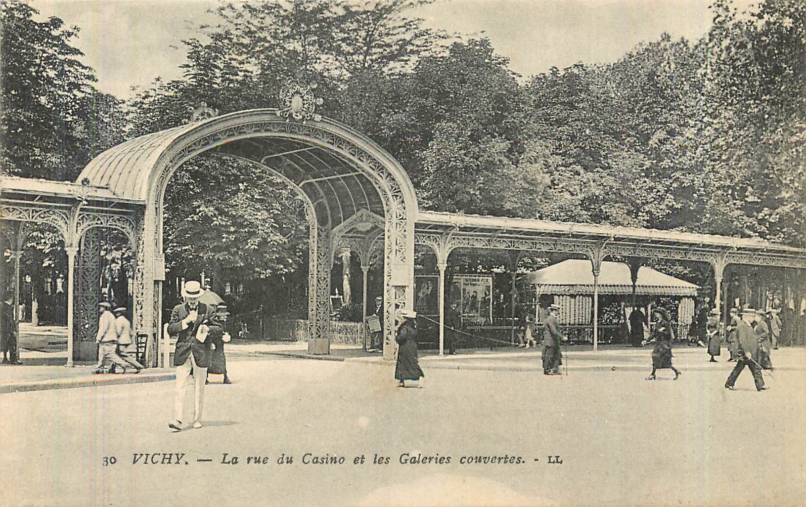 CPA Vichy la rue du Casino et les galeries couvertes 