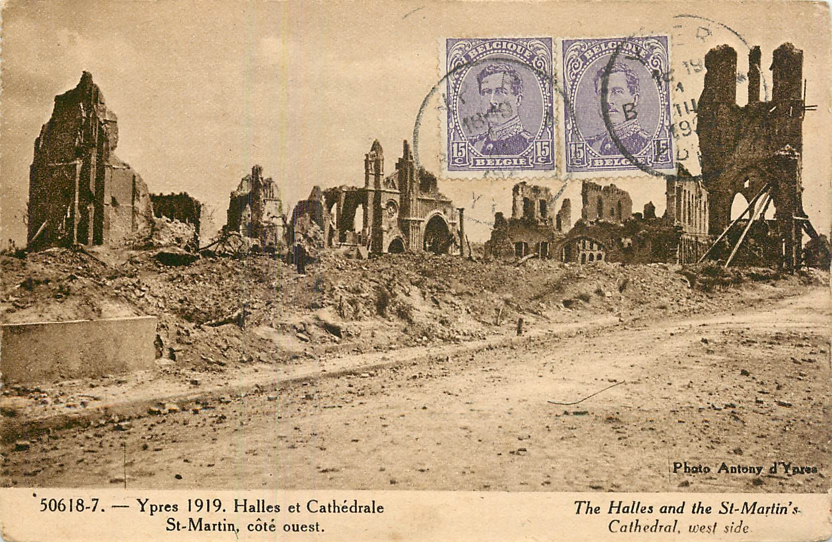 CPA Ypres 1919 Halles et cathedrale St martin cote ouest 