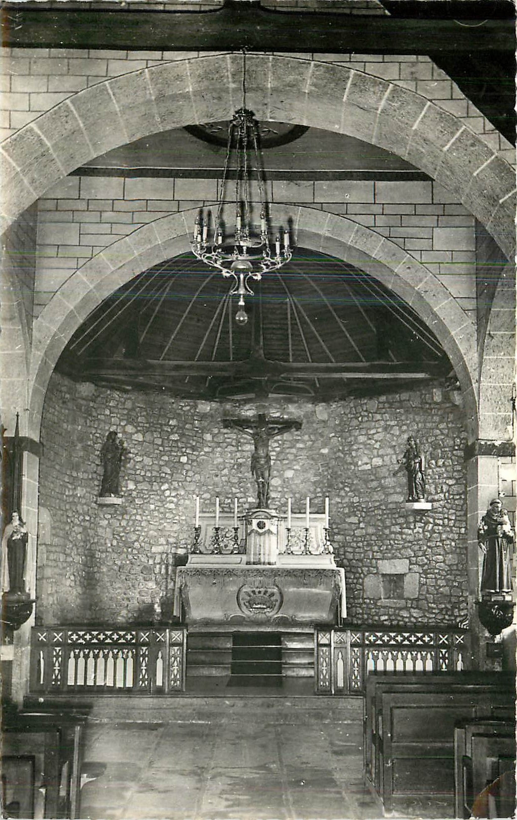 Chauvigné (Ille-et-Vilaine) — Le Chœur de l'église du XIe, XVIe et XVIIIe s. — Photo E. DUS - Tremblay