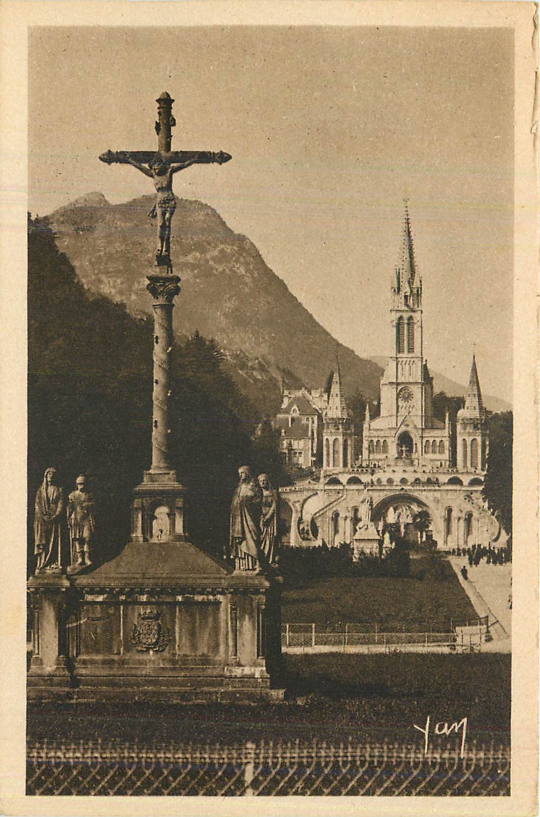 CPA Lourdes la Basilique et le Calvaire Breton 