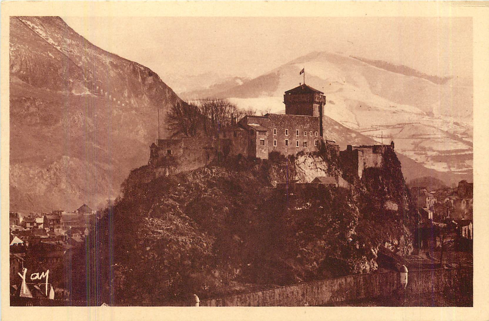 CPA Lourdes le Chateau Fort et les Montagnes 