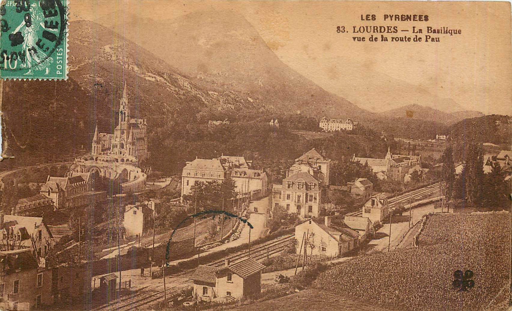 CPA Les Pyrenees Lourdes la Basilique vue de la route de Pau 