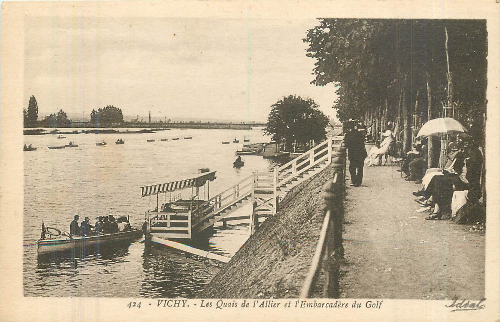 CPA Vichy les Quais de l'Allier et l'Embarcadere du Golf 