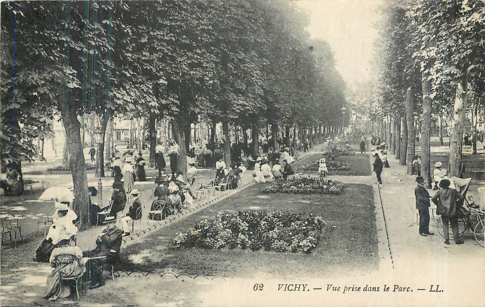 CPA Vichy vue prise dans le Parc 