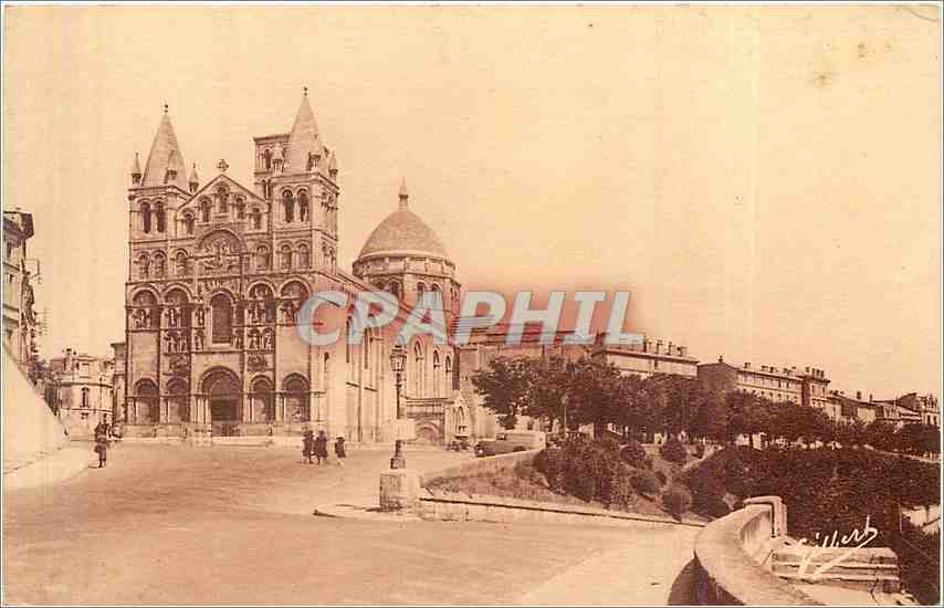 CPA Sous le ciel de France Angouleme la cathedrale et un coin du rempart Desaix 