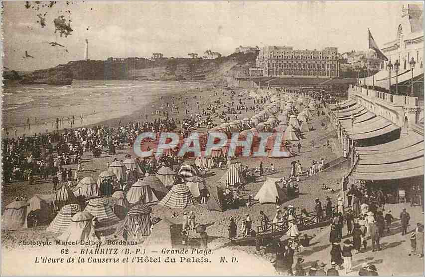 CPA Biarritz B P grande plage l'heure de la Causerne et l'hotel du palais 