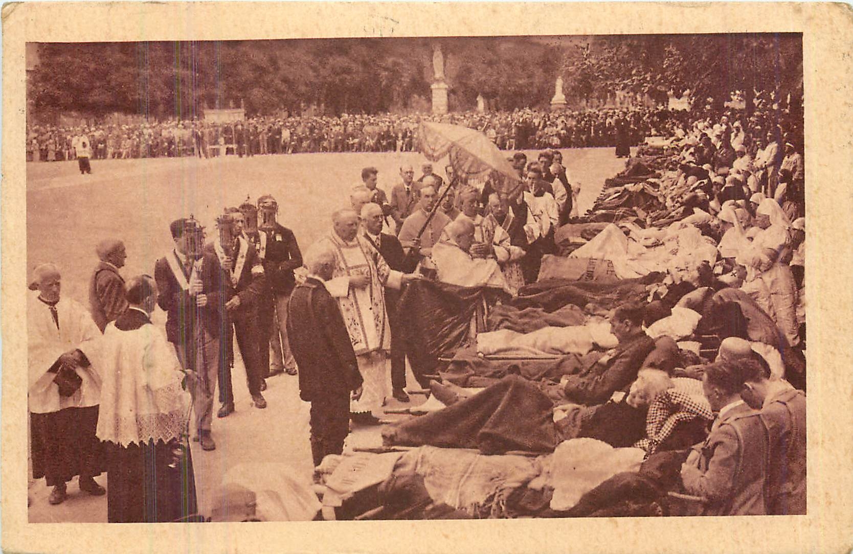 CPA Lourdes benediction des Malades 