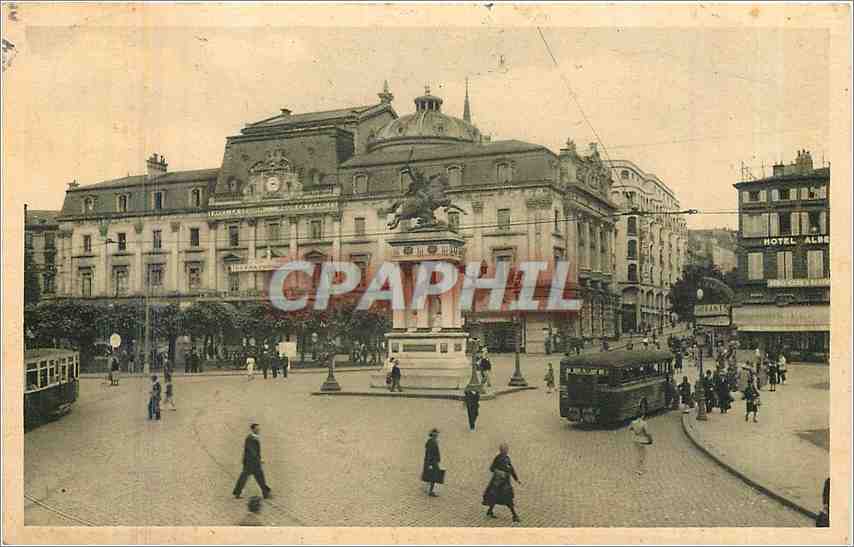 CPA Clermont Ferrand Puy de Dome la place de Jaude la statue et le theatre 