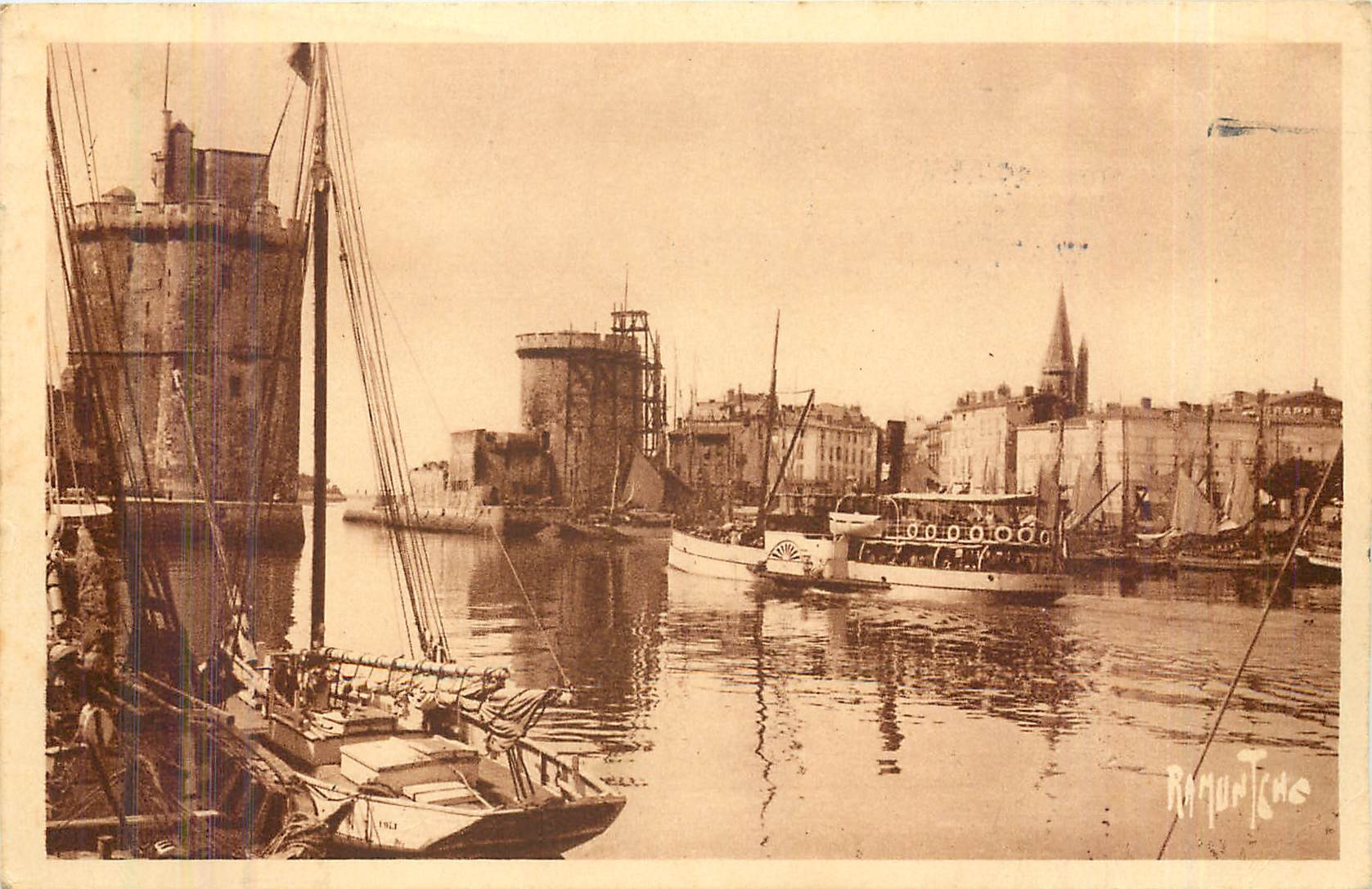 Sortie du Port de La Rochelle — vue du port avec tours et bateaux — Éditions Artisitiques Raymond Bergevin