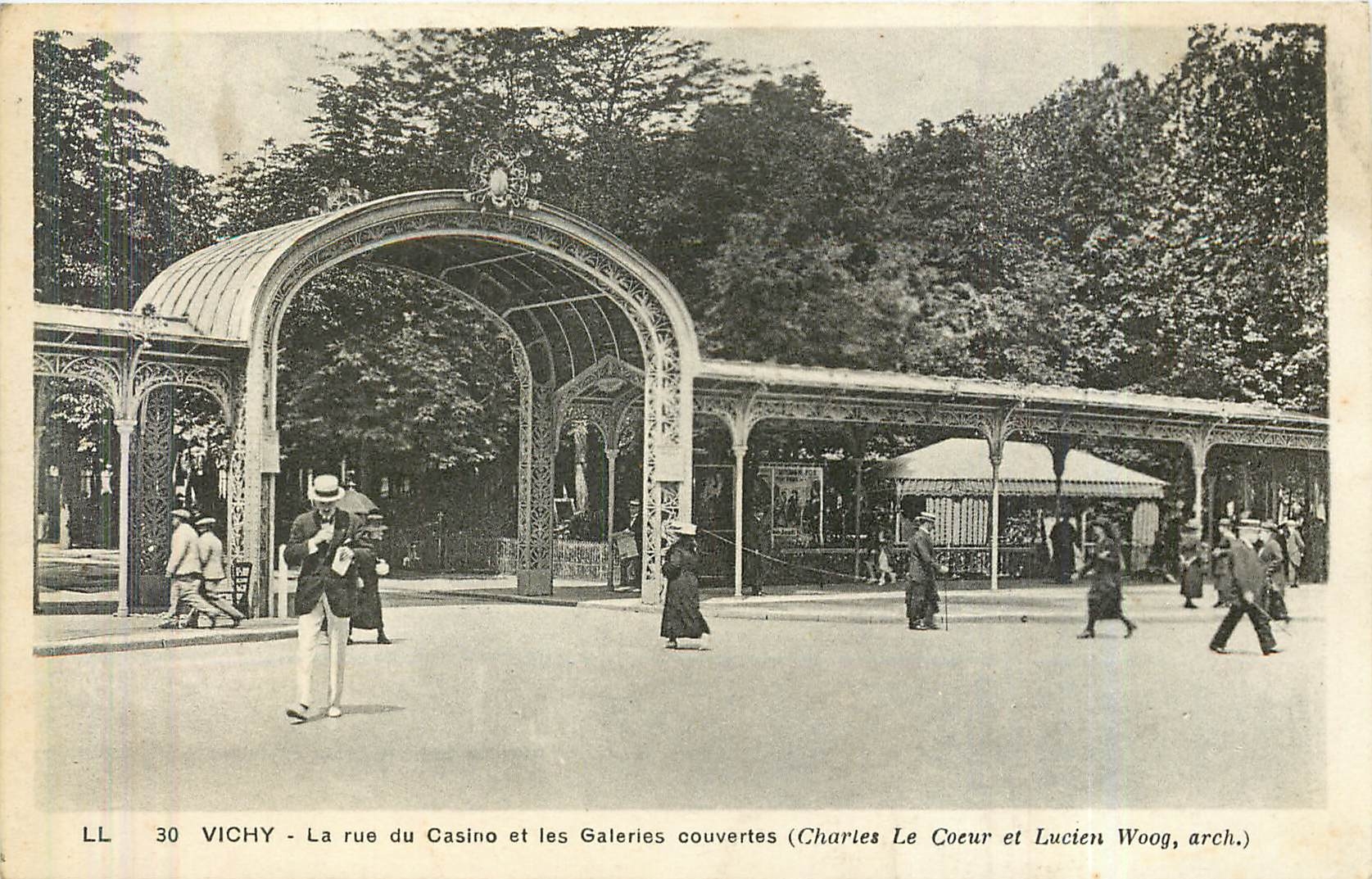 CPA Vichy la rue du casino et les galeries couvertes 