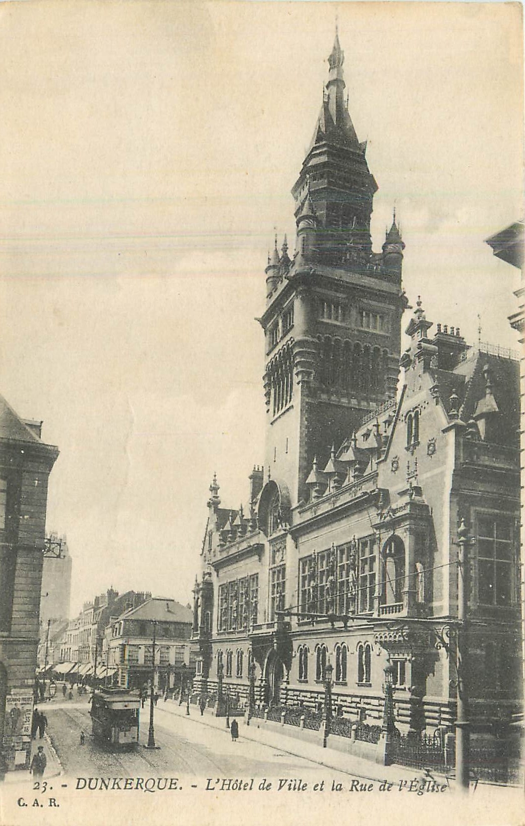 CPA Dunkerque l'hotel de ville et la rue de l'eglise 