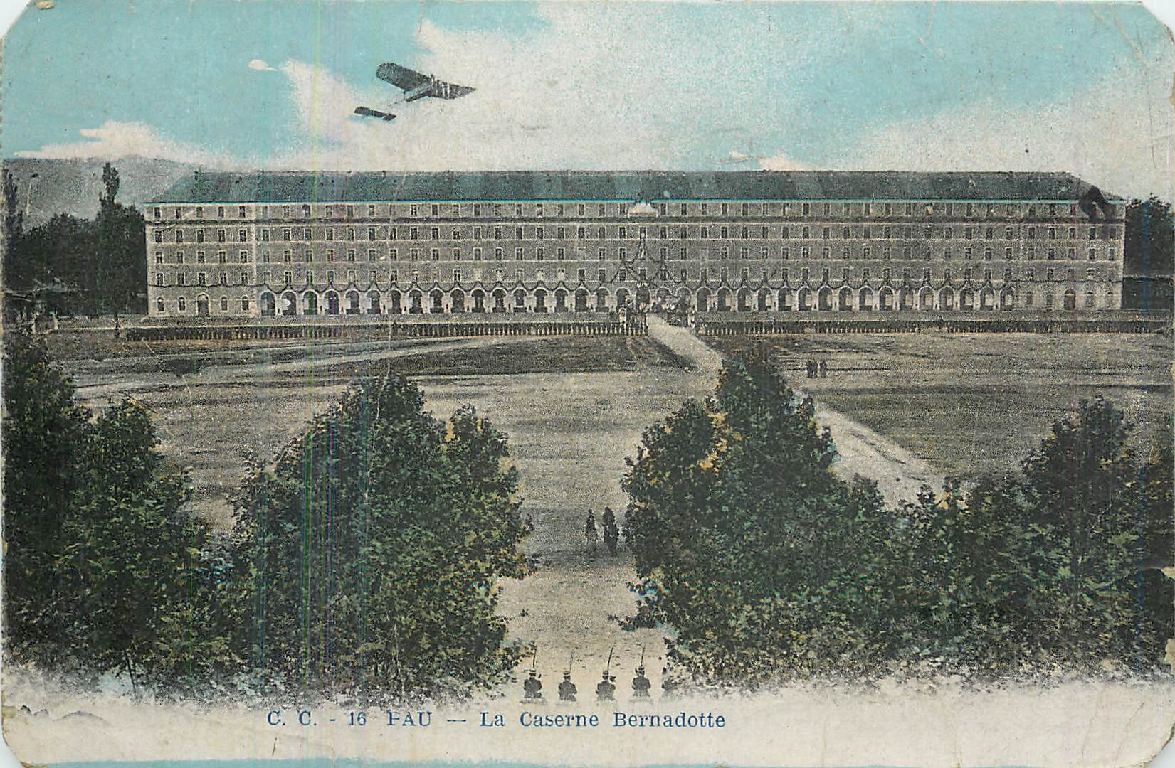La Caserne Bernadotte — vue de l'édifice avec avion en vol — C.C. - 16 FAU