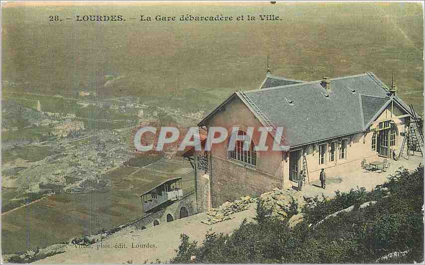 CPA Lourdes la gare debarcadere et la ville 