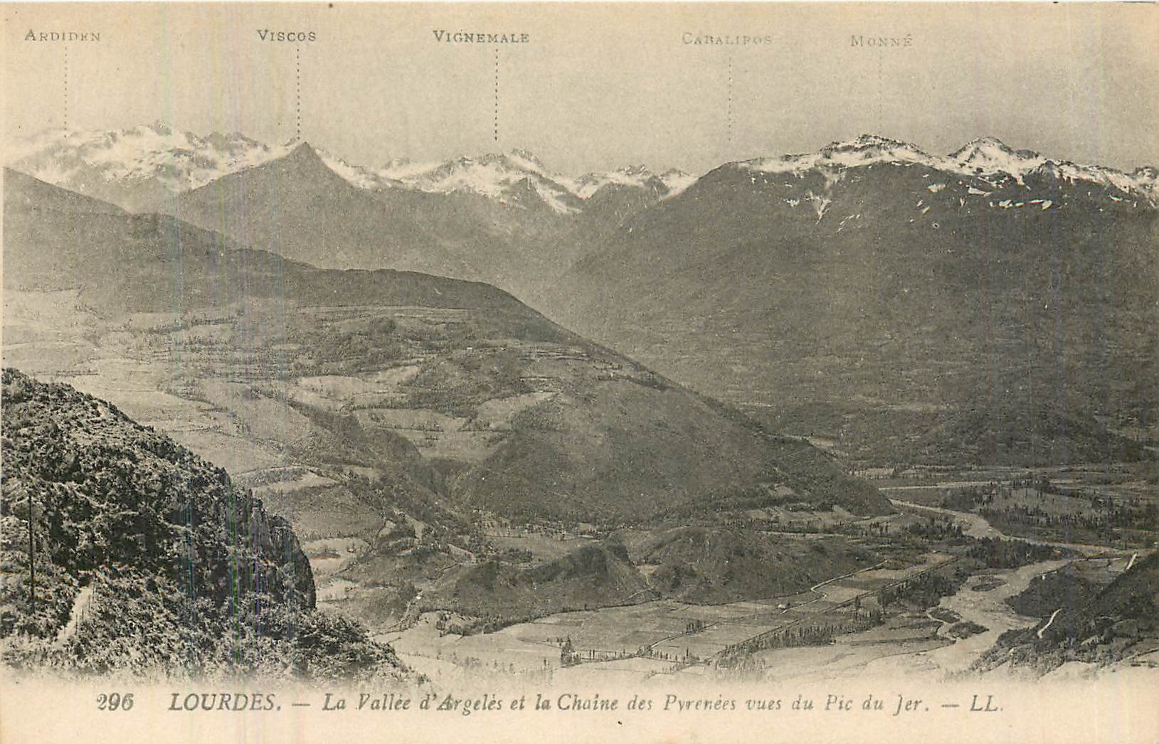 CPA Lourdes la Vallee d'Argeles et la chaine des Pyrenees vues du pic du jer 