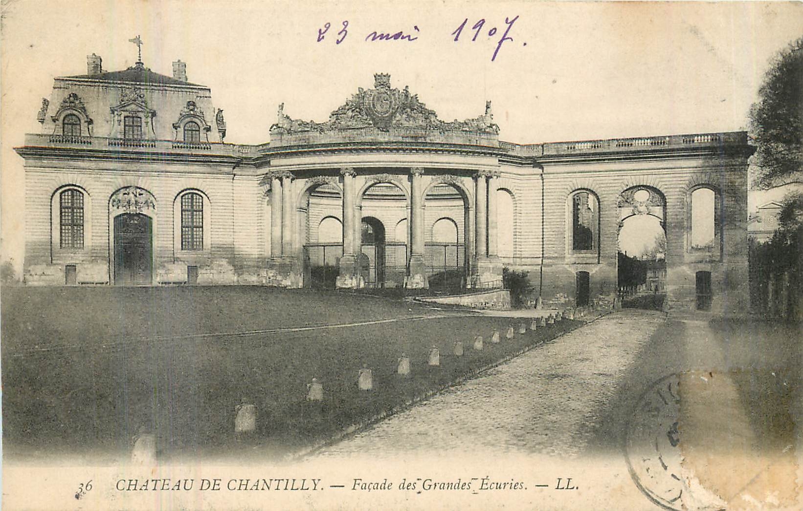 CPA Chateau de Chantilly facade des grandes ecuries 
