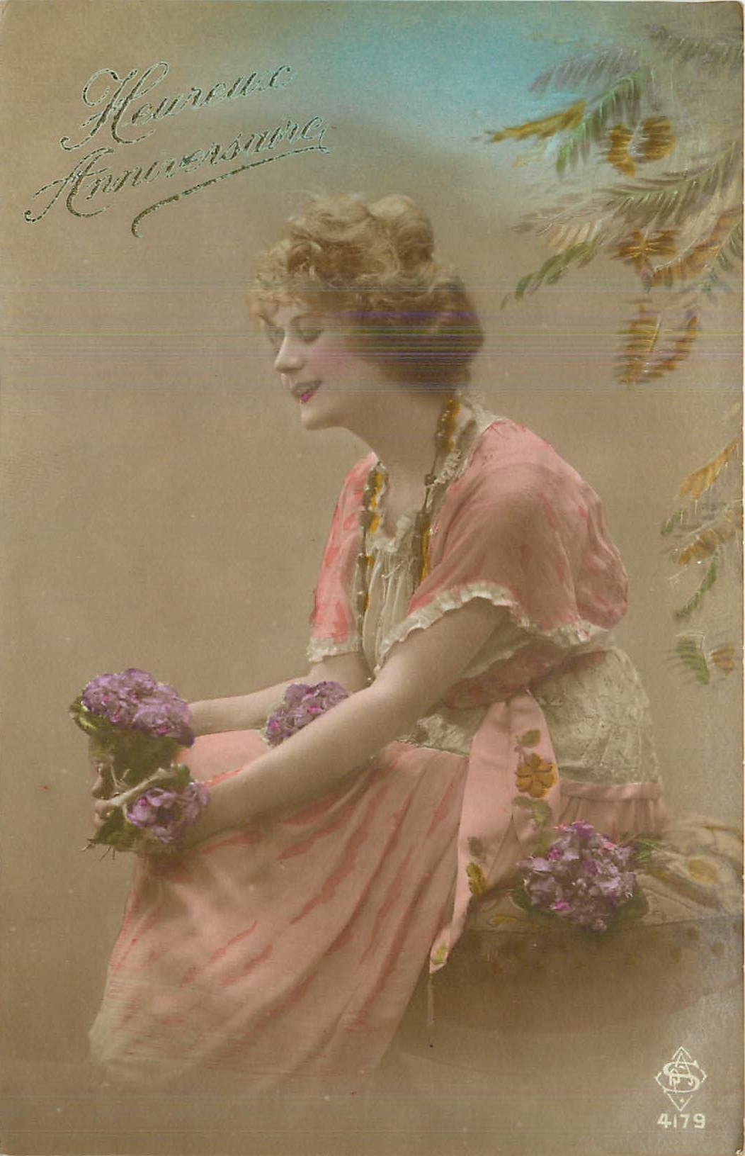 Femme en robe rose tenant des fleurs — Heureuse Anniversaire — L. Brainer Éditeur, n° 4179