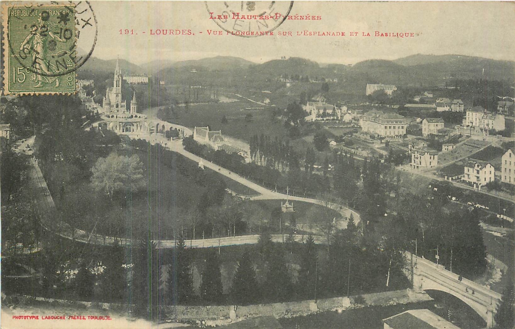 CPA Lourdes vue plongeante sur l'esplanade et la basilique 