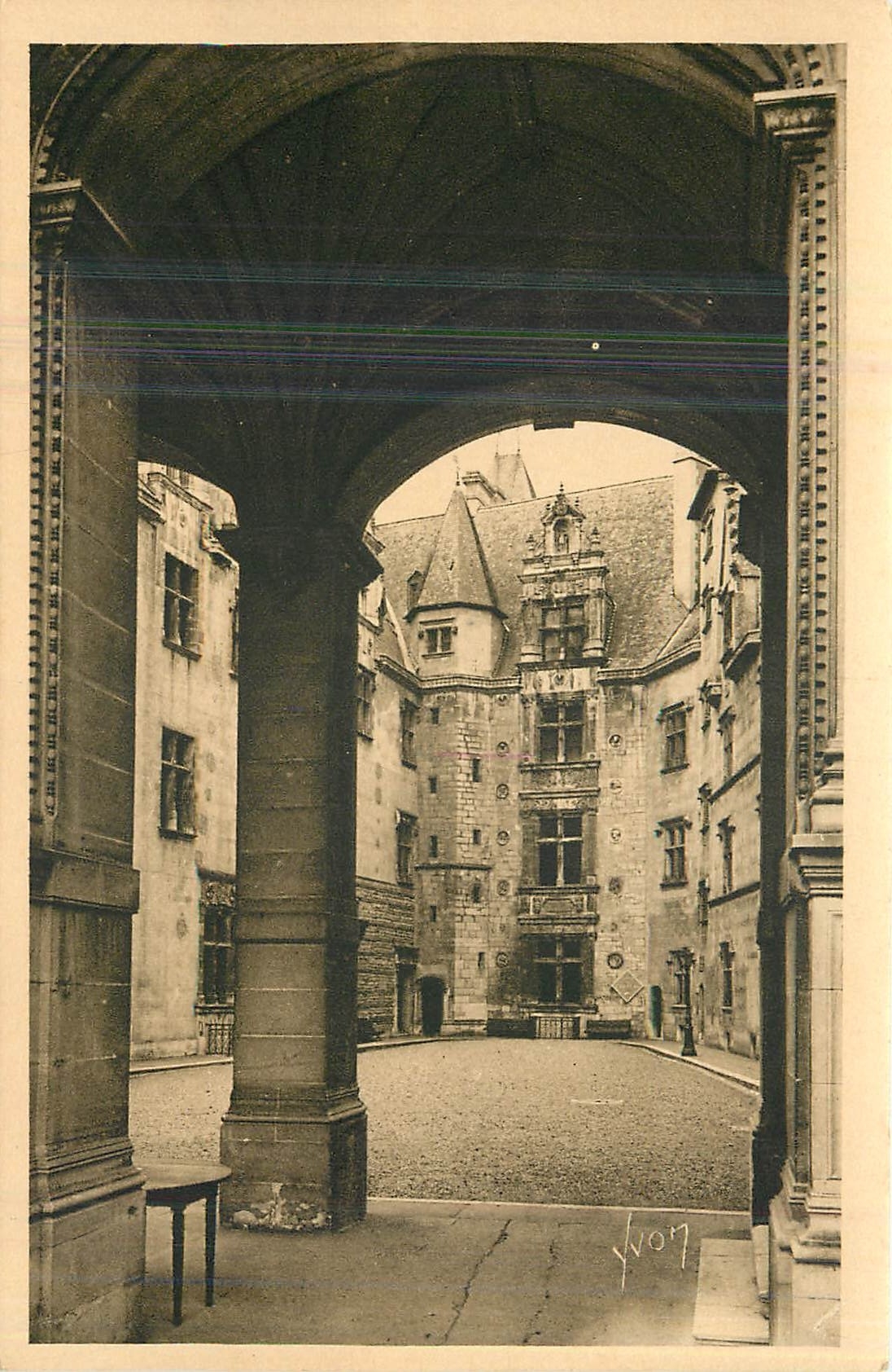 CPA La Douce France les Pyrenes Pau le portique et la cour d'honneur detail 