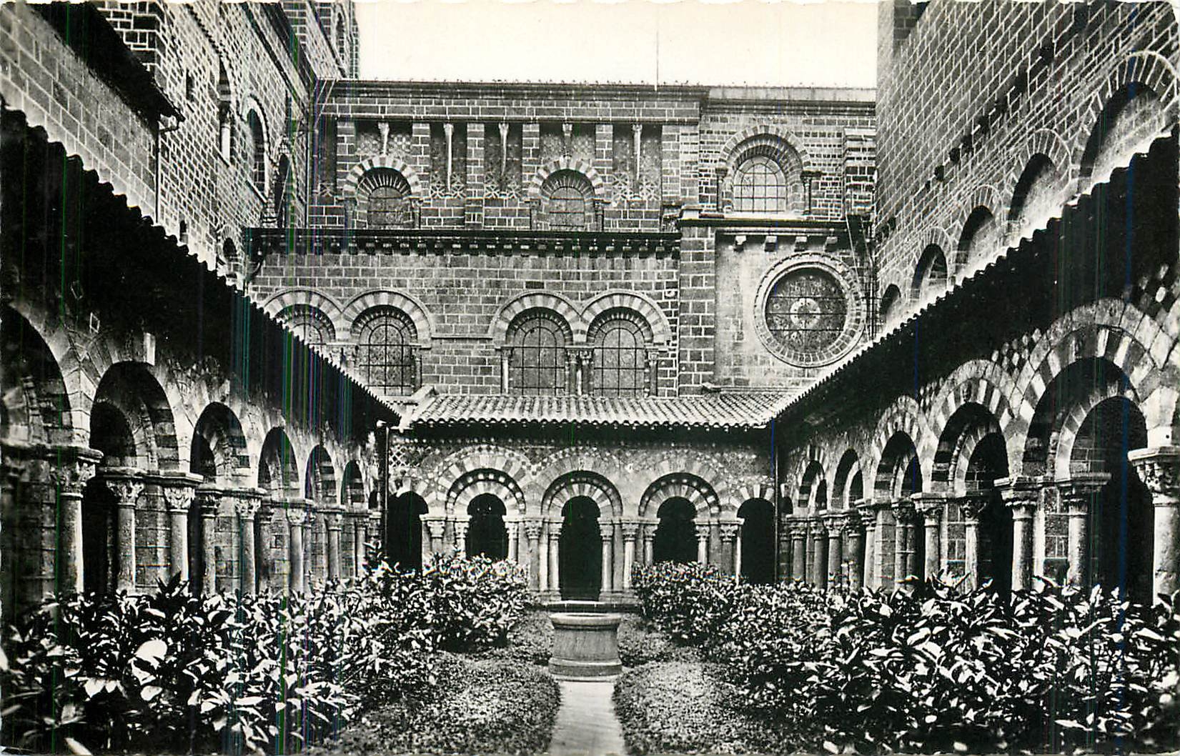 CPM Le Puy le cloitre roman byzantin de la cathedrale 