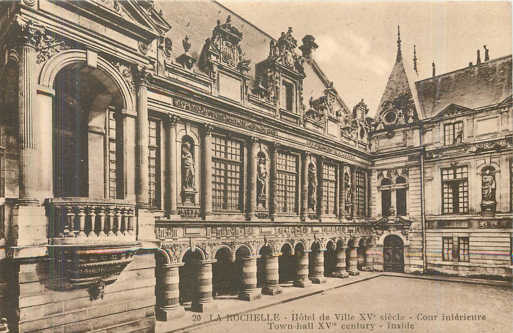 CPA La Rochelle hotel de Ville XV siecle cour intericure 