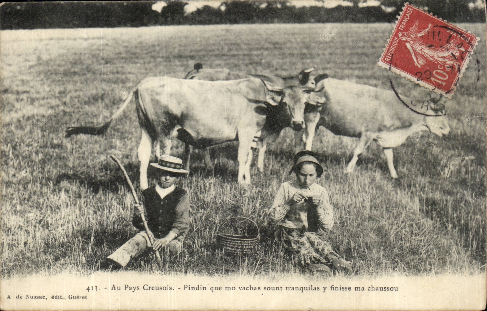 CPA Au pays creusois Pindin que mo vachas soutn tranquilas y finisse ma chaussou (boeufs enfants paysans ) TOP
