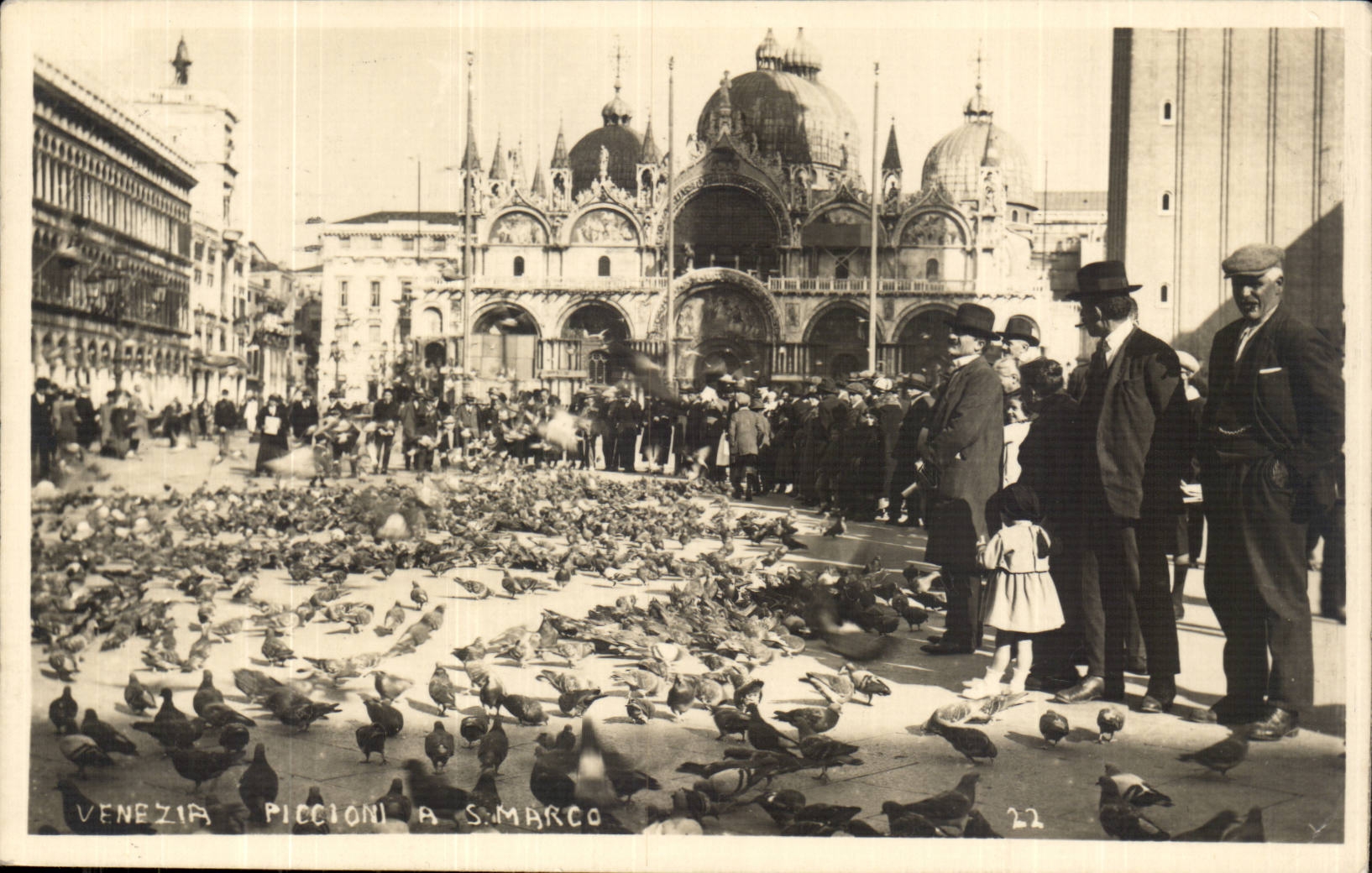 VEnie Venezia CPA Piccioni a S Marco (pigeons)