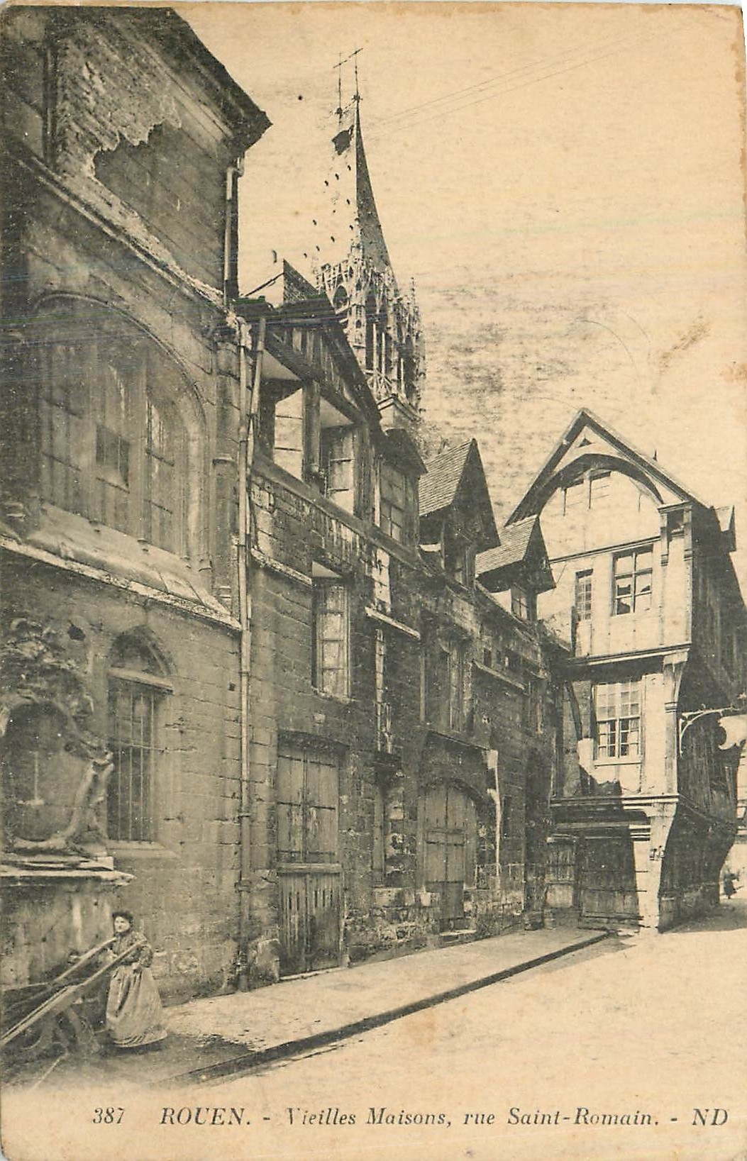 CPA Rouen Vieilles Maisons rue Saint Romain (animee  vieille femme)