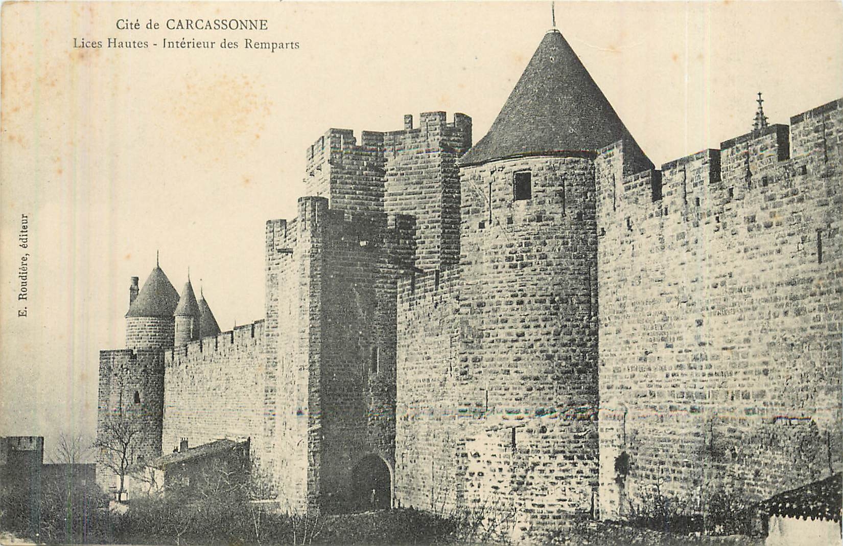 Cité de CARCASSONNE — Lices Hautes - Intérieur des Remparts — E. Roudière, éditeur