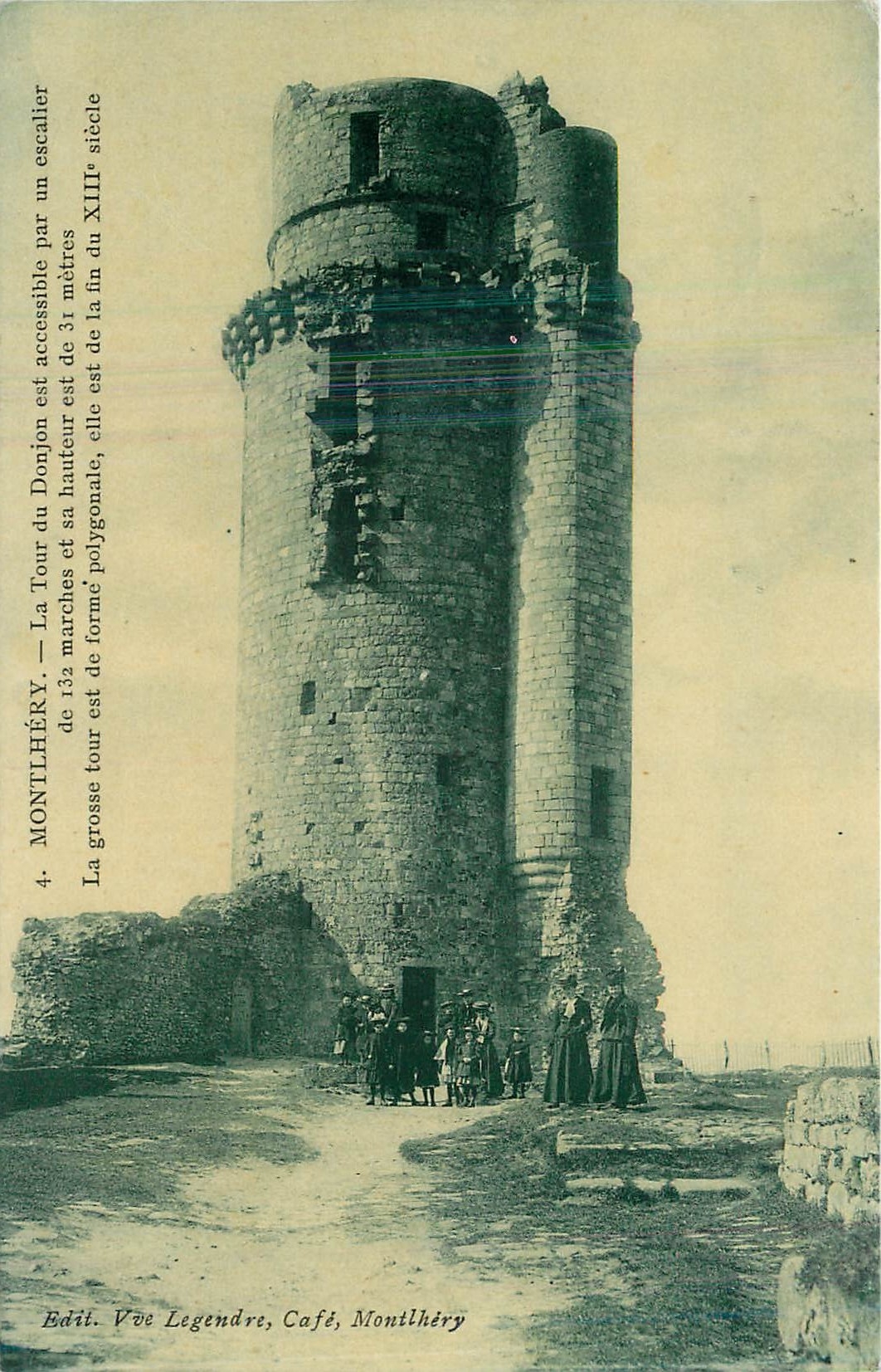CPA Montlhery La Tour du Donjon est accessible par un escalier 