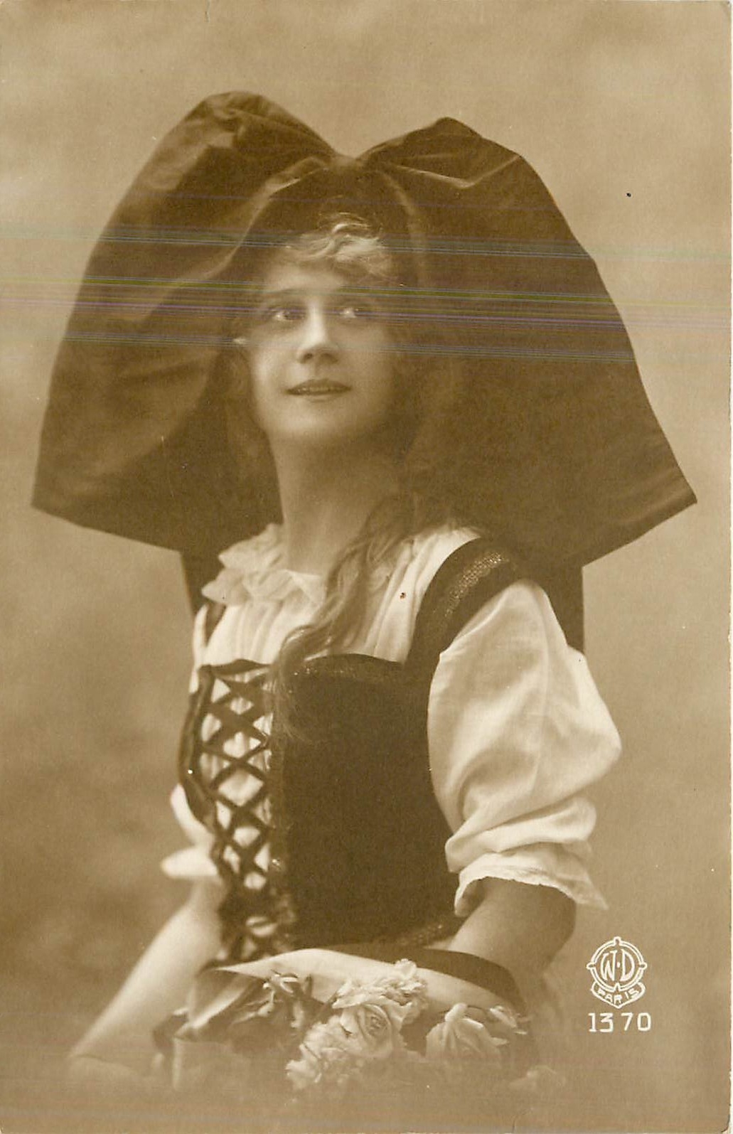 Jeune femme en costume de paysanne — chapeau à grand nœud — éditeur W.D. n° 1370 - Recto