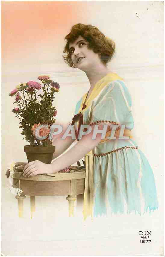 Jeune femme en robe bleue et jaune — avec pot de fleurs — éditée par DIX PARIS 1877