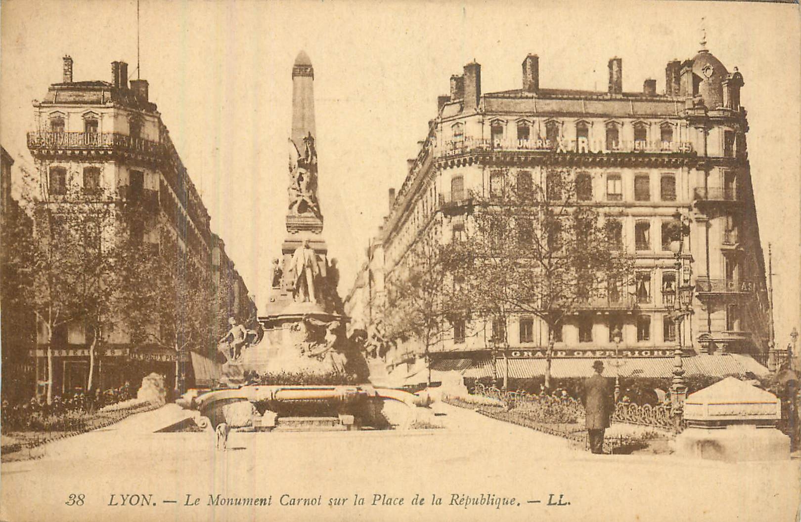CPA Lyon Le Monument Carnot sur la Place de la Republique 