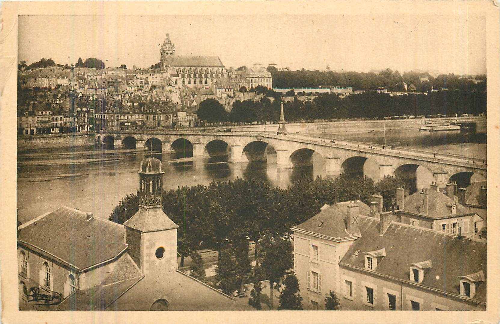 CPA Blois L et Ch La Vue generale et le Pont sur la Loire 