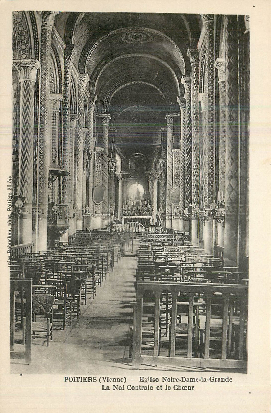 CPA Poitiers Vienne Eglise Notre Dame la Grande La Nef Centrale et le Choeur 