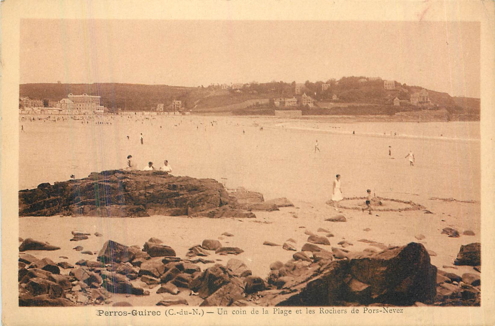 Perros-Guirec (C.-du-N.) — Un coin de la Plage et les Rochers de Pors-Nevez