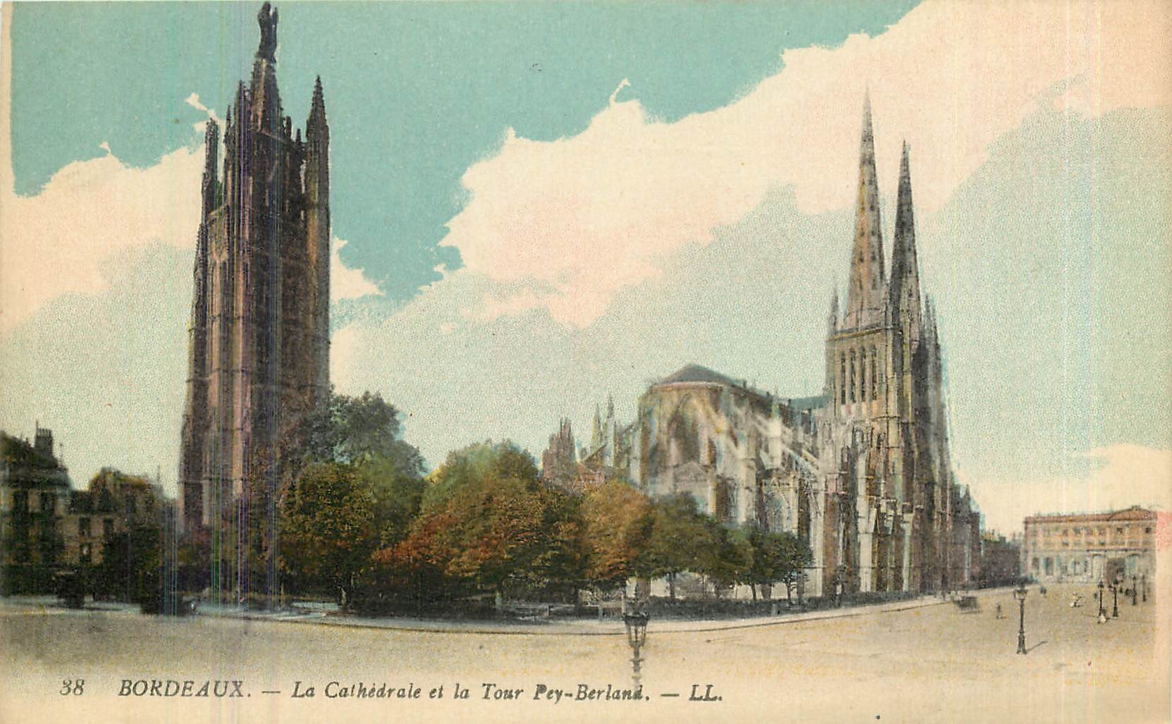 CPA Bordeaux La Cathedrale et la Tour Pey Berland 