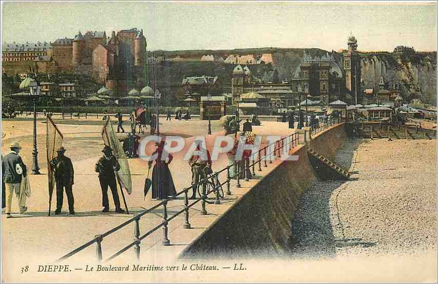CPA Dieppe Le Boulevard Maritime vers le Chateau Peche Pecheurs