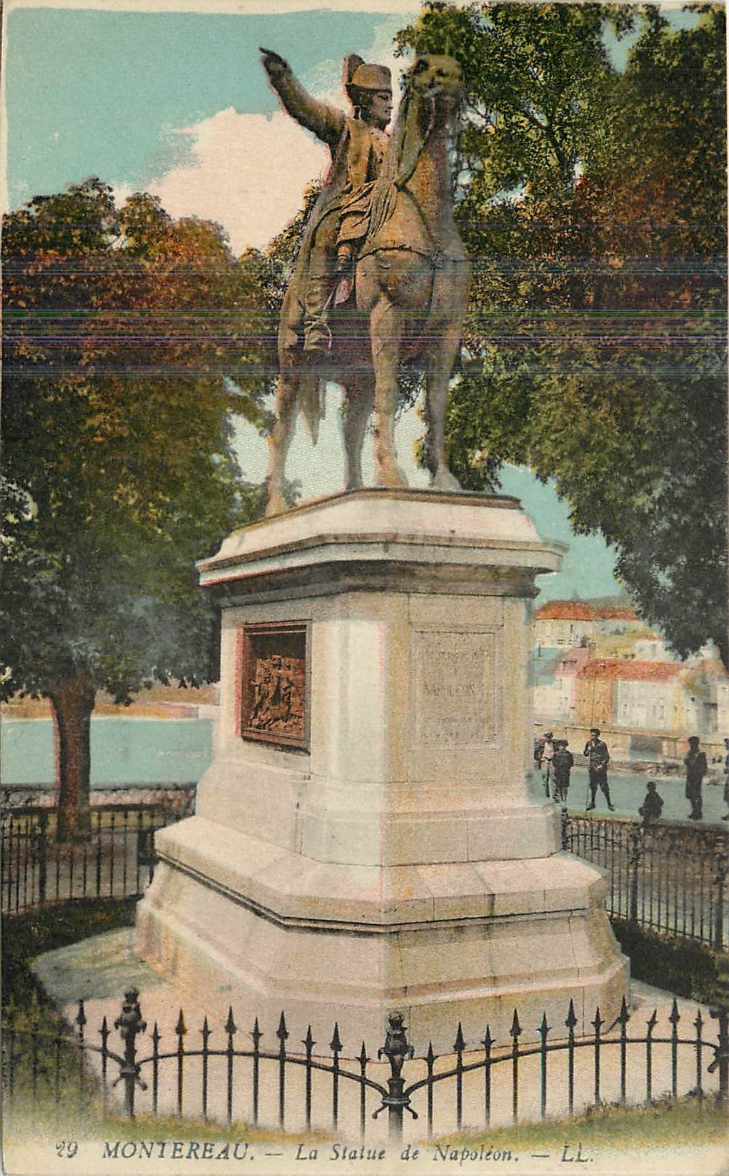 CPA Montereau La Statue de Napoleon 
