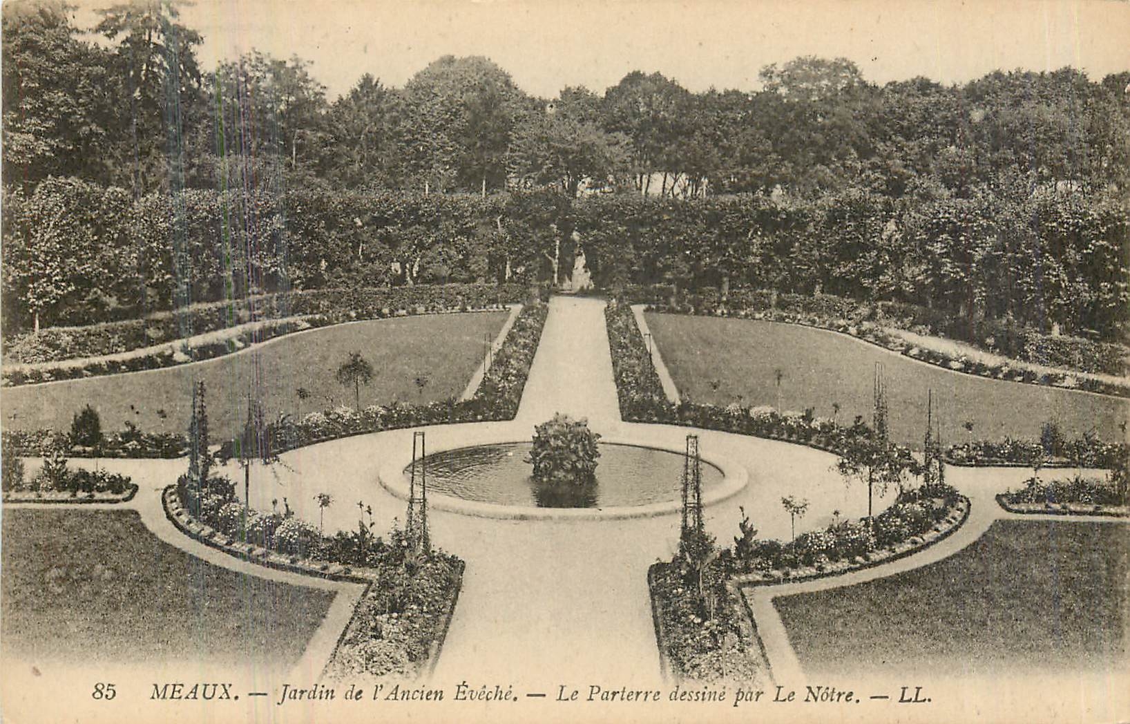 Meaux — Jardin de l'Ancien Évêché — Le Parterre dessiné par Le Nôtre — LL. — N° 85