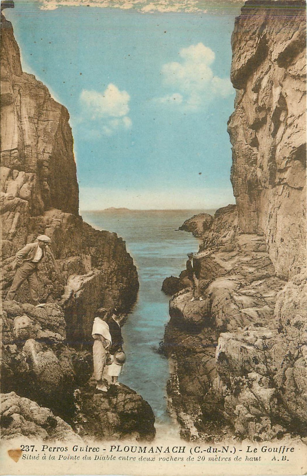 Le Gouffre à la Pointe du Diable - PLOUMANACH (C.-du-N.) - A.B.