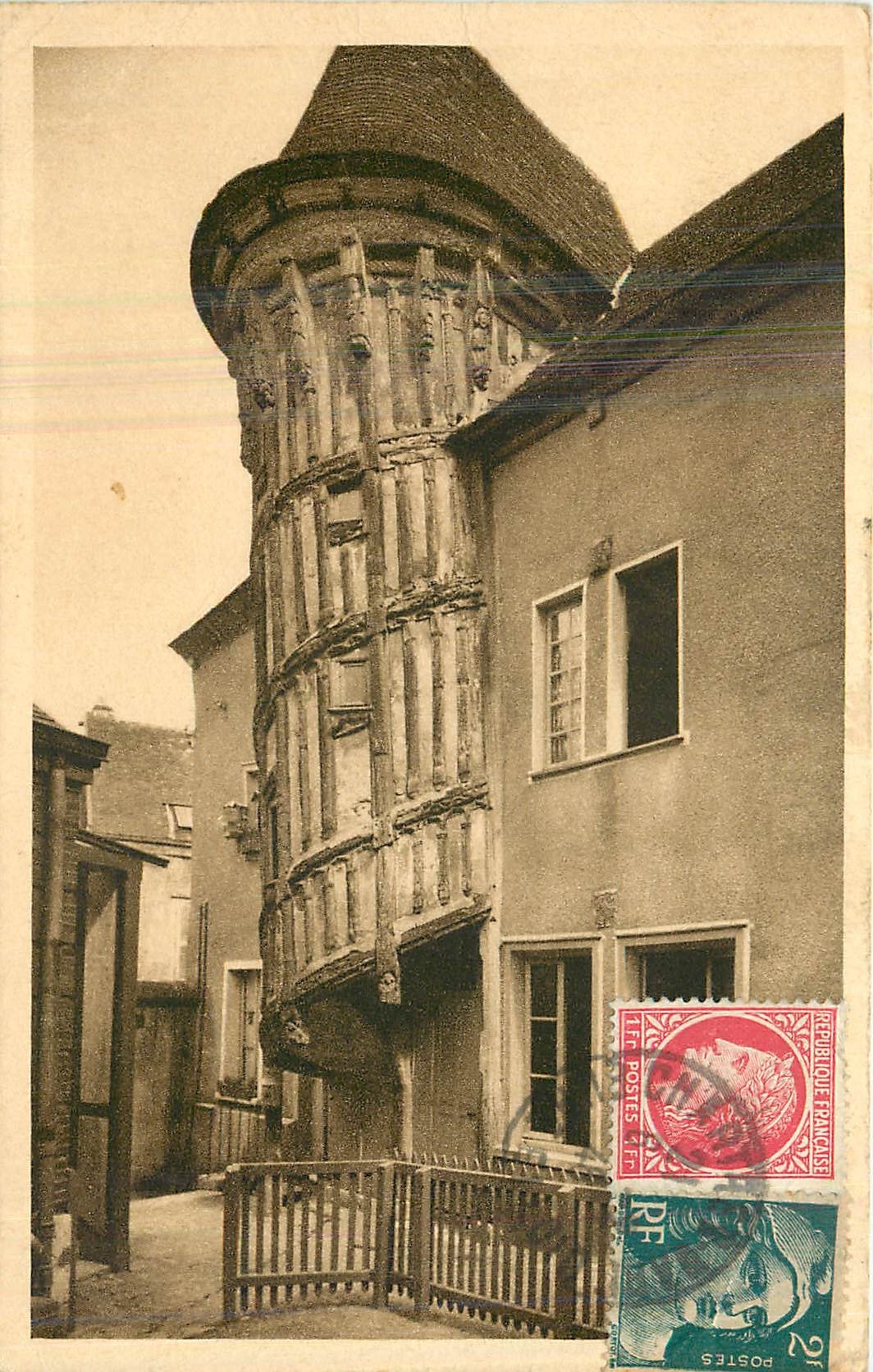 CPA Chartres Eure et Loir L'escalier de la reine Berthe 