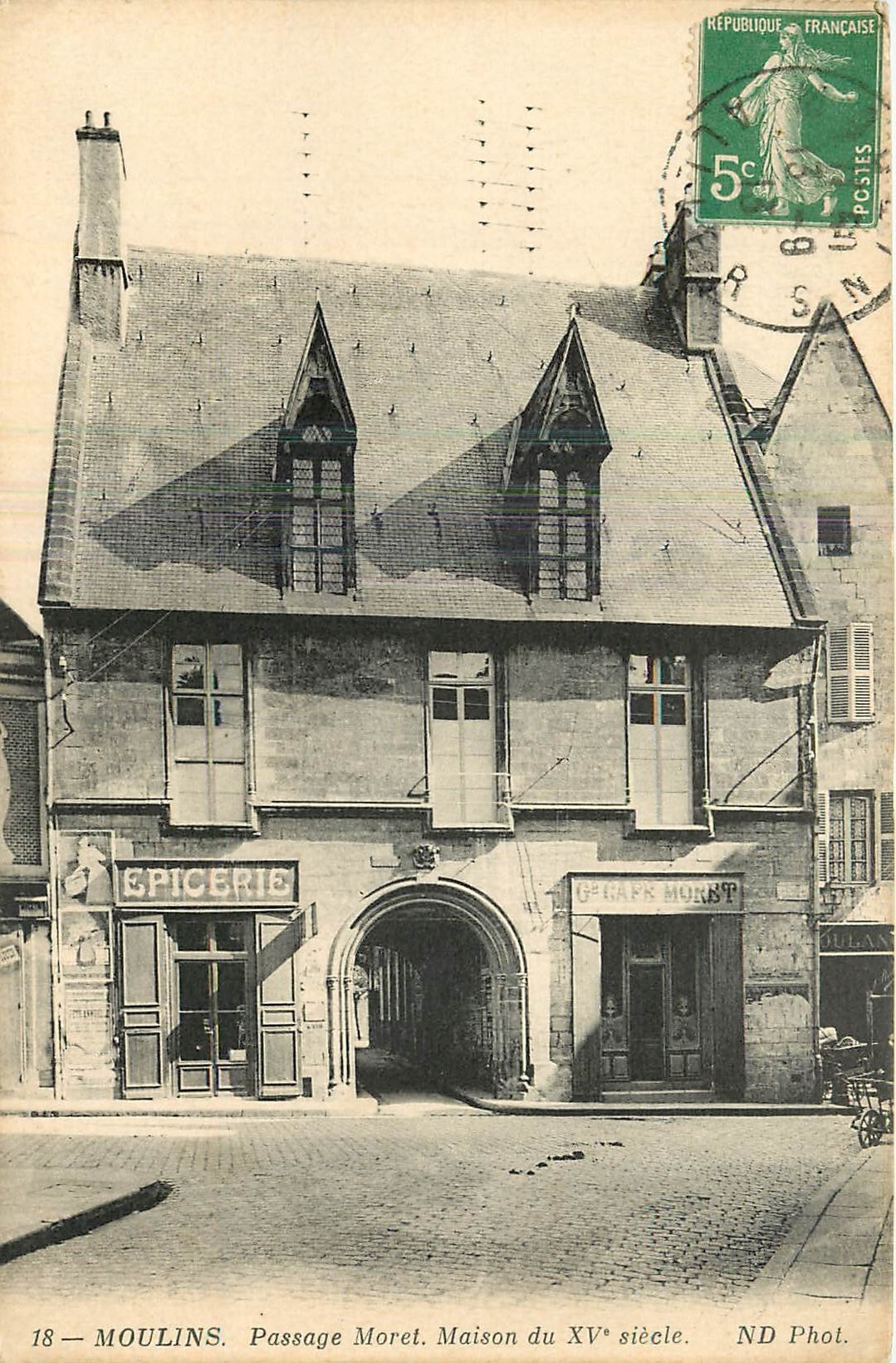 CPA Moulins Passage Moret Maison du XV siecle Epicerie