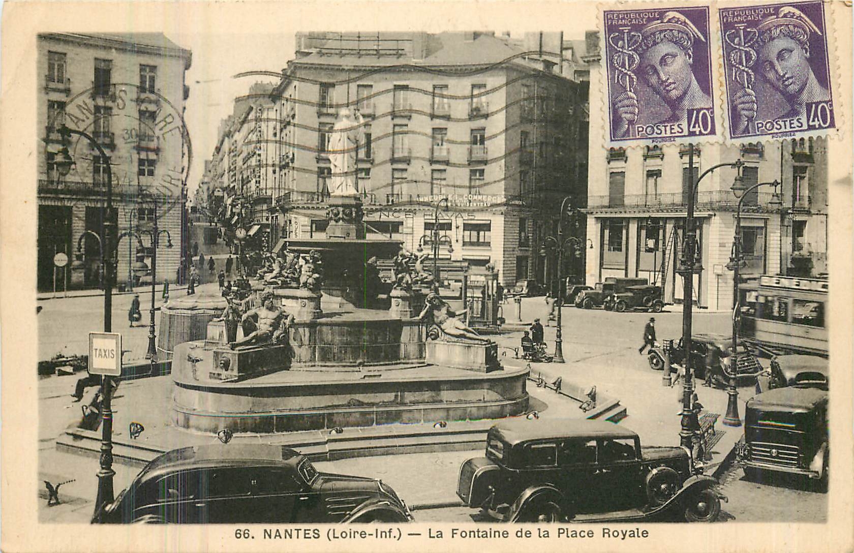 CPA Nantes Loire Inf La Fontaine de la Place Royale Automobile
