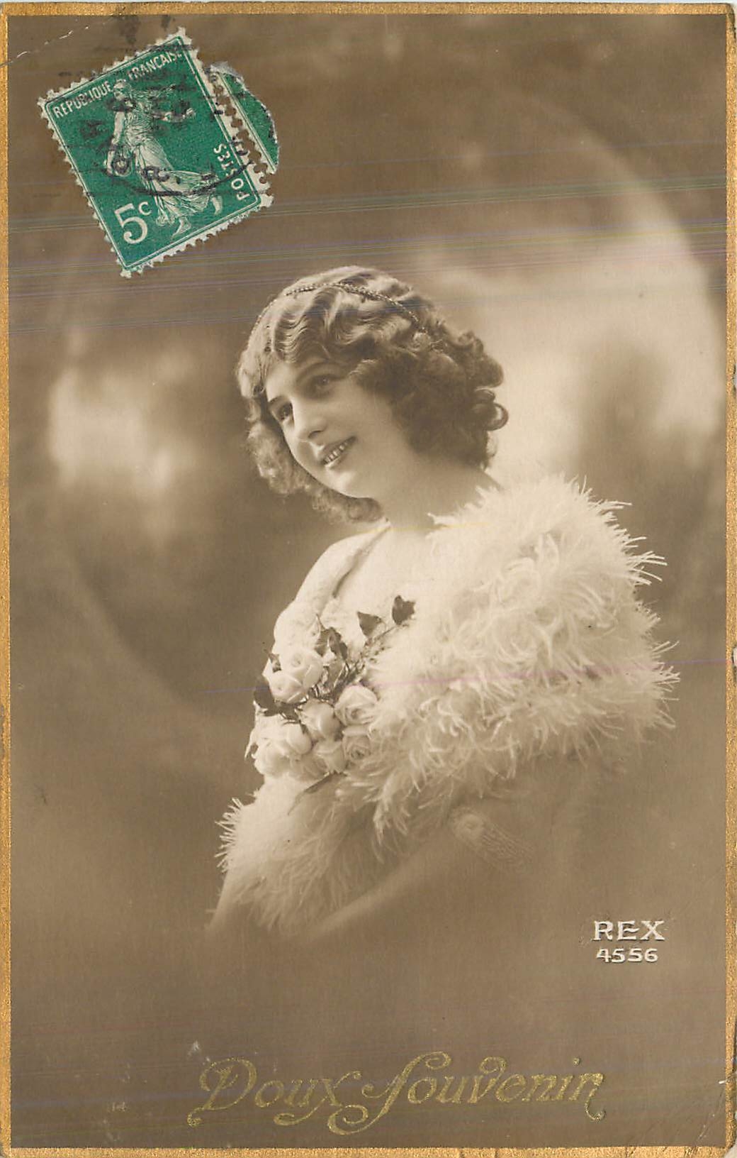 Jeune femme en fourrure — Doux Souvenir — REX 4556