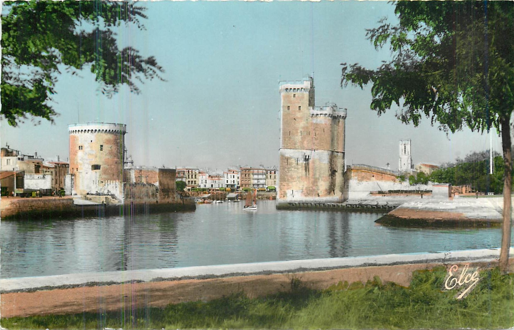CPM La Rochelle Ch Mme L'Entree du Port 