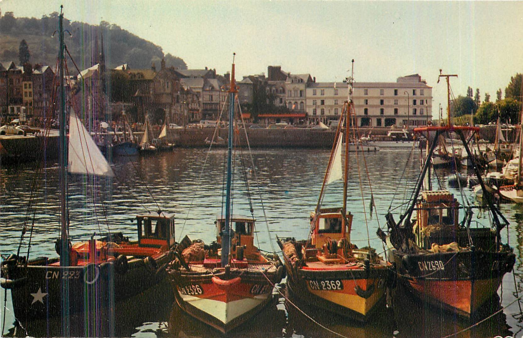 CPM Honfleur Calvados Le Port Bateaux